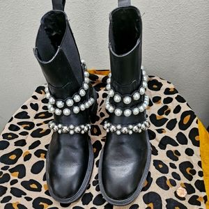 ZARA boots black with pearls